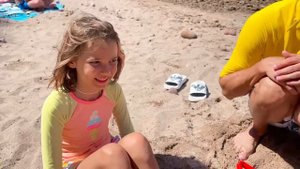 Мисс Кэйти и Мистер Макс (Miss Katy)    День на пляже с Катей и Максом