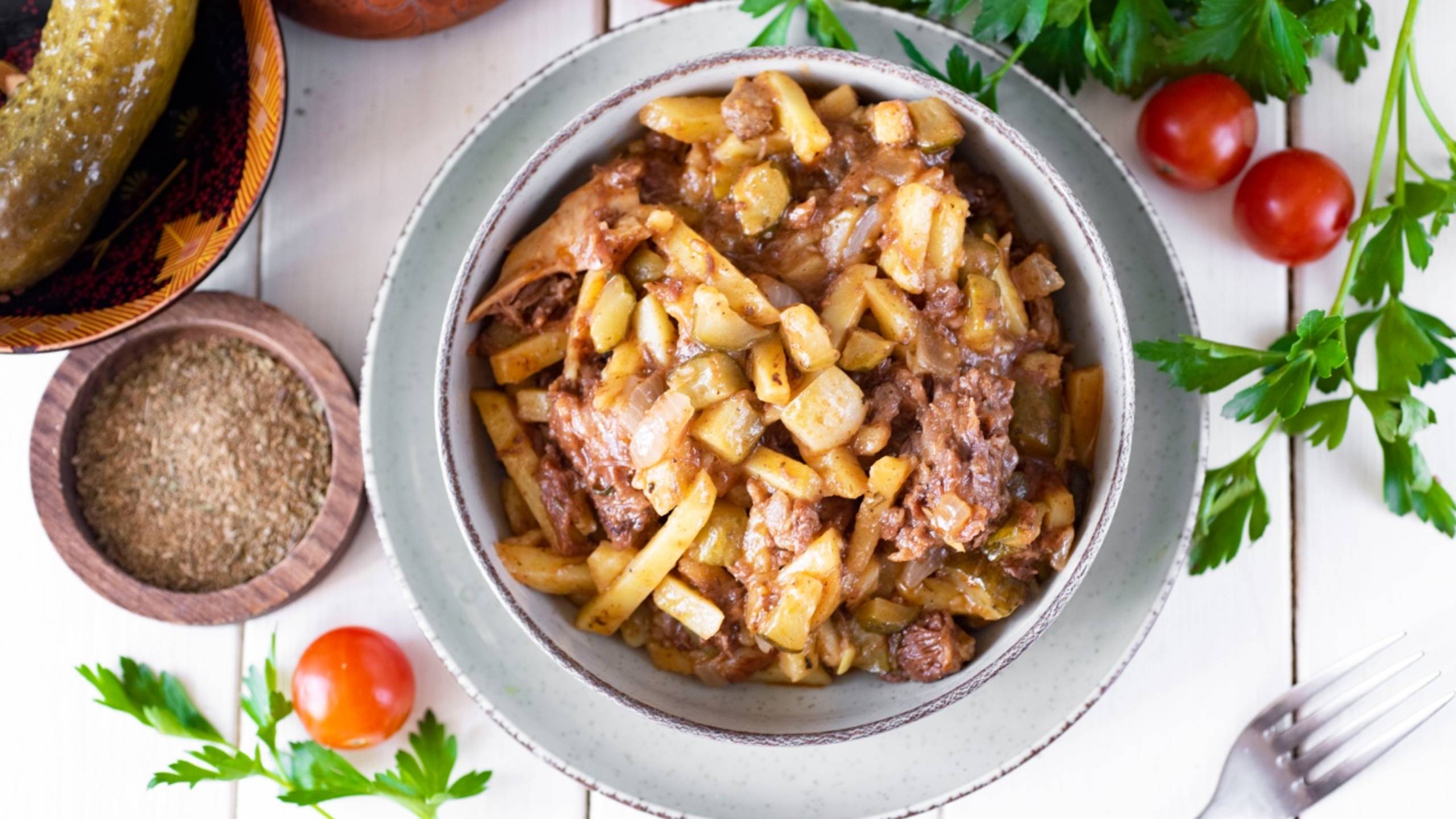 Азу из говяжьей тушенки за 30 минут! 🍲 Простой рецепт для быстрого ужина