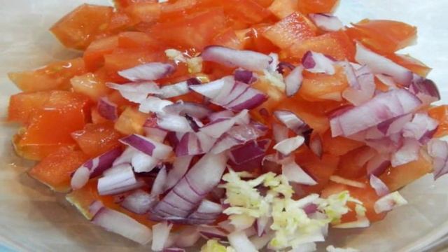 Брускетта с помидорами, луком и сыром фета