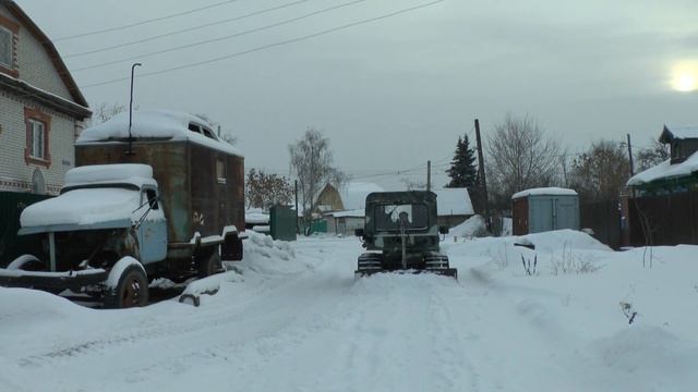 Чистка снега самодельным вездеходом . смотреть онлайн