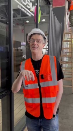 Захаров Сергей оконный блогер на стенде Рехау.  MOSBUILD 2025  застройка