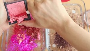 «Специальный СЛАЙМ» — смешиваем розовые и коричневые тени для век, макияж и блёстки в слайм.