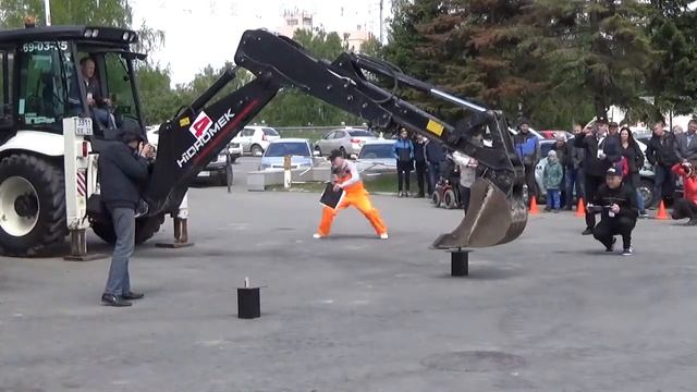 Техно-шоу Битва экскаваторов на выставке Алтайстрой-2107-Барнаул, Дворец спорта смотреть онлайн