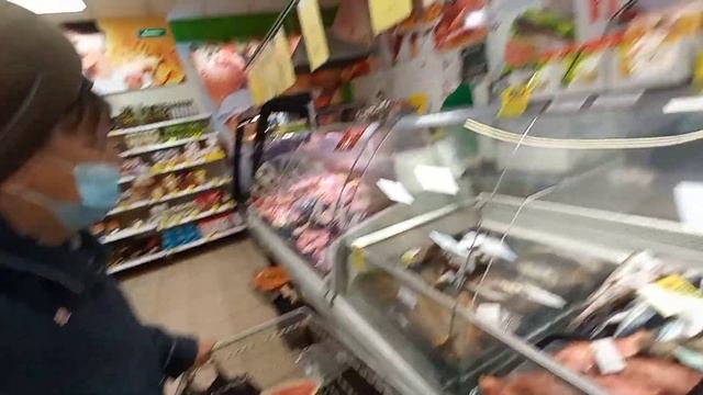 ПОЮЩАЯ СТАРУХА. ВОСЕМЬ МАЛЕНЬКИХ В ТРИ РЯДА. ЛЕВАЯ - САМАЯ КРАСИВАЯ. ПАЛЫЧУ В ТОРЕЦ. смотреть онлайн