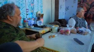 Деревенская добрая семья живет в деревне Будни пенсионеров и не работающего сына который не работает