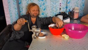 Деревня Перекручиваю мясо с зубками, кормим живность, обедаем за столом ДЕРЕВЕНСКИЙ - ПОДВАЛ ИЛЬИЧА