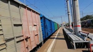 Электровоз ВЛ10У-130 с грузовым поездом и приветливой бригадой.