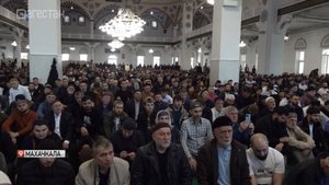 Более 1000 верующих встретили праздник в центральной Джума-мечети Махачкалы