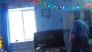 Деревенская семья в Рождество и новогодние праздники проводит дома в уюте и тепле на кухне дружно