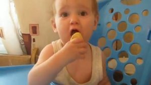 Ариша и лимон))) Что будет если ребёнку дать лимон???