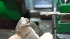 выставление внутреннего резьбового резца чуть выше центров.