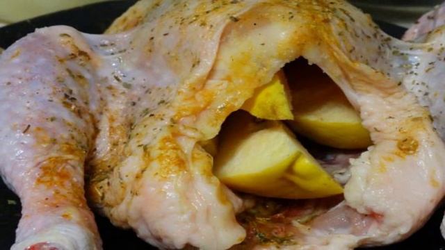 Курица запеченная с айвой и картофелем