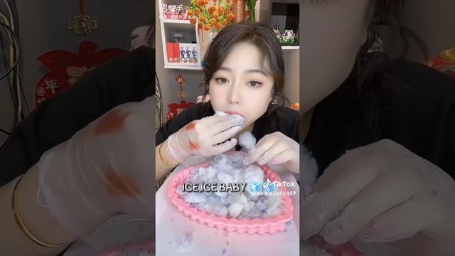 асмр поедание снежных кусков!