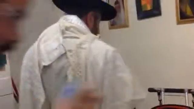 Благословение перед шабатом, при одевании талита смотреть онлайн