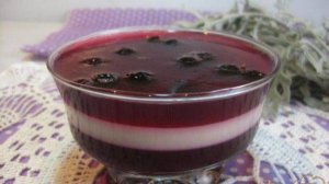 Желейный десерт со сметаной и смородиной