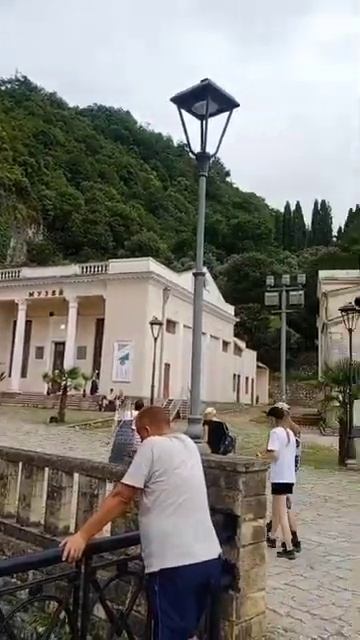 Водопад у храма Симона Кананита, Абхазия