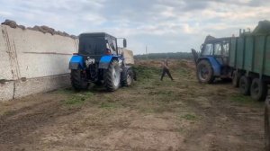 Совхоз на плаву, все ушатали((,техника на грани. Кормлю скот на тракторе Мтз-82. Далеко пойдём😂😂😂