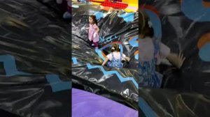 подушка в батутном парке