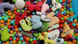 дети играют в мягкие игрушки буквы лор, алфавит лор лора для детей, alphabet lore