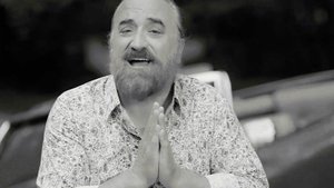 Турецкий певец Волкан Конак потерял сознание на сцене и умер