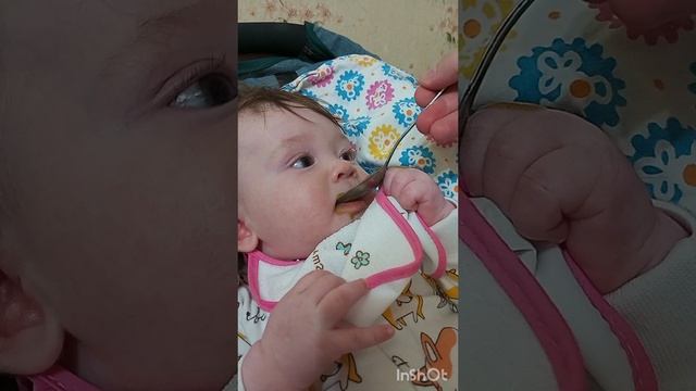 Малышка в первый раз в 4 месяца пробует брокколи! Посмотрите на реакцию!
