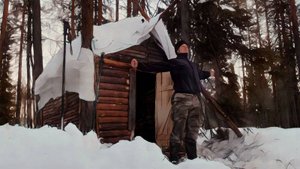 Поймал рыбу и приготовил в Избе