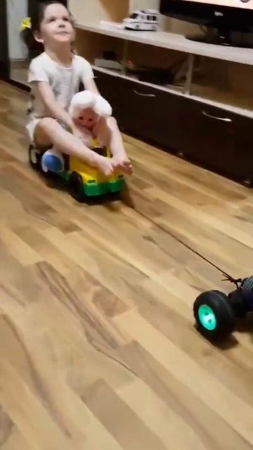 Машинка везёт Алису. Трюковая машинка трансформер смотреть онлайн