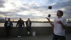 жонглирование булыжниками на дворцовой  набережной в Петербурге