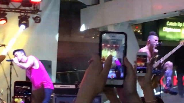 DNCE performing Cake by the Ocean at Toronto Pride смотреть онлайн