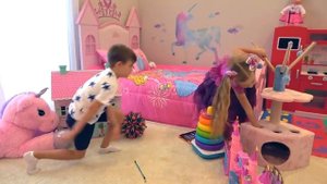 Диана и Рома - Диана и Рома играют с котятами