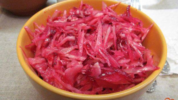 Маринованная капуста со свеклой и чесноком