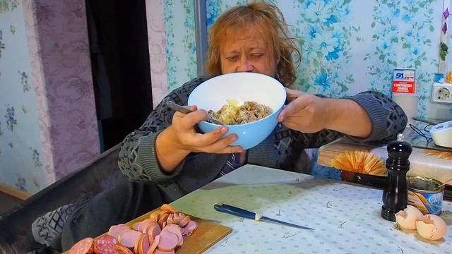 Русская семья кушает домашние котлеты ДЕРЕВЕНСКАЯ ЖИЗНЬ