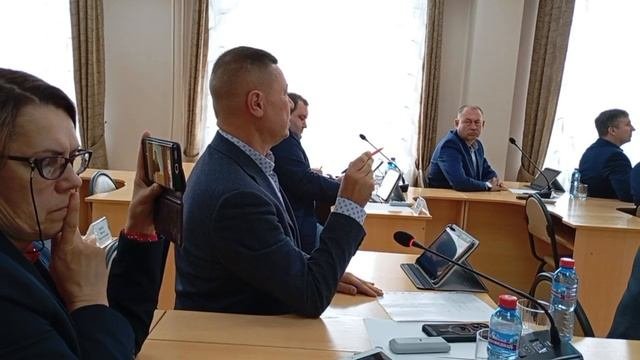 Депутат Владимир Озереденко задаёт вопрос мэру Ачинска Игорю Титенкову