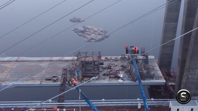 Запорожский мост. Забетонирована последняя захватка на штанах. Работа бригады электриков на высоте