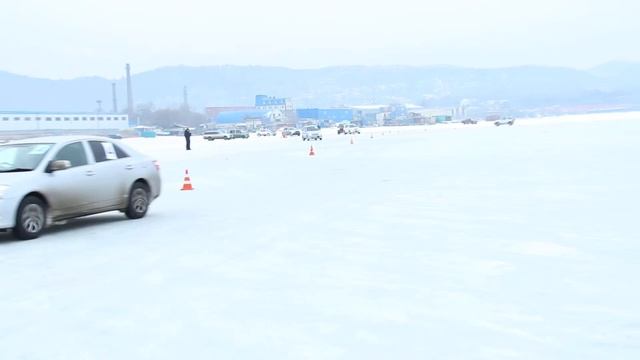 Упражнение "Змейка с поворотом с помощью заноса"