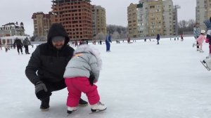 Дети катаются на коньках первый раз.Коньки для начинающих.спорт детям 3 лет.Зимние развлечения. Сне
