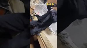 Охранник не может одеть куртку