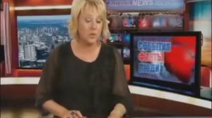 Ведущая смеётся