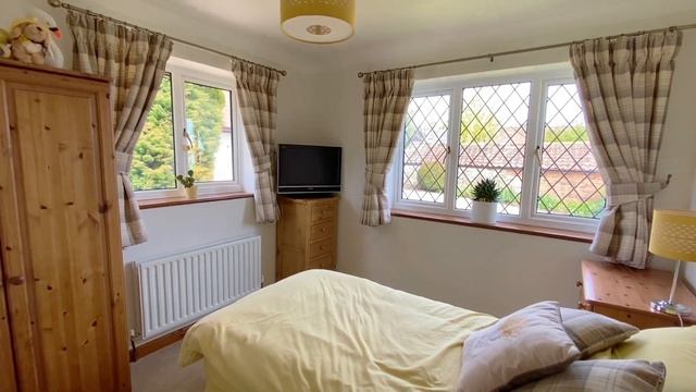 Detached Chalet Bungalow with Double Garage and Driveway смотреть онлайн