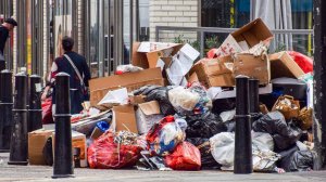 Власти Британии хотят созвать чрезвычайный комитет из-за забастовок мусорщиков