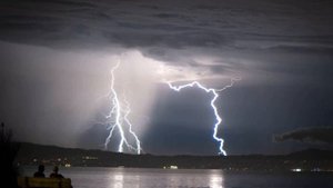 МОЛНИЯ УДАРИЛА В РЕКУ. /LIGHTNING HITS IN THE RIVER