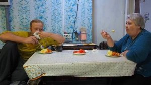 Прогнали больного отца пенсионера замерзать на улицу с мамой и теперь живем припеваючи КУШАЕМ вкусно