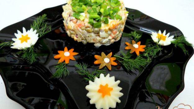 Мясной салат с куриным филе