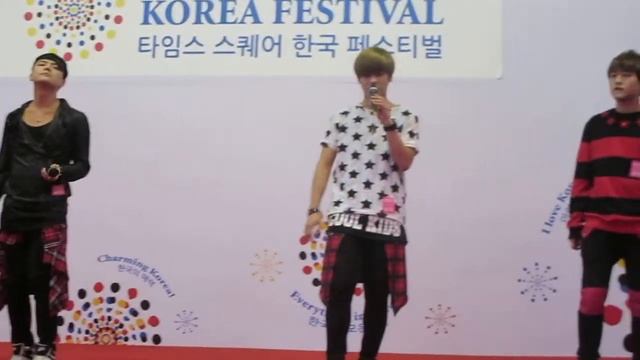 2014-10-10 時代廣場韓國節 Kpop男團 NewUs 演唱여우야 смотреть онлайн