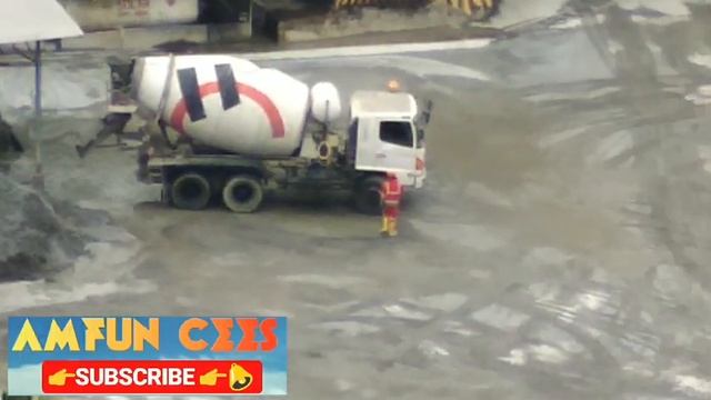 PROSES MEMBERSIHKAN SISA COR BETON || TRUK MOLEN HOLCIM PRODUKSI смотреть онлайн