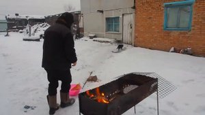Деревенская семья завтракает правильным питанием и диетическая утка на мангале в морозную погоду