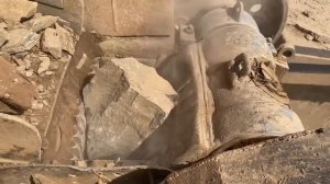 Строительство, дробление щебёнки