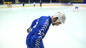 Мотоциклисты играют в хоккей