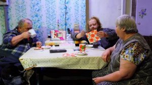 Вечернее чаепитие семьи из деревне с вкусными сладостями ПОДВАЛ ИЛЬИЧА