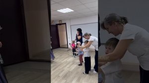 Логоритмическая игра с ложками для малышей с синдромом Дауна